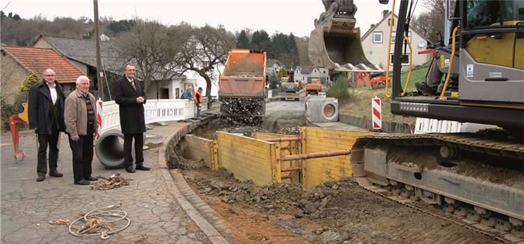 Landrat Rainer Kaul (r.) traf sich mit Ortsbürgermeister Josef Rüddel (M.) und dem zuständigen Mitarbeiter der Kreisverwaltung Neuwied, Wilfried Rüdig, um sich ein Bild von den Bauarbeiten zu machen. privat