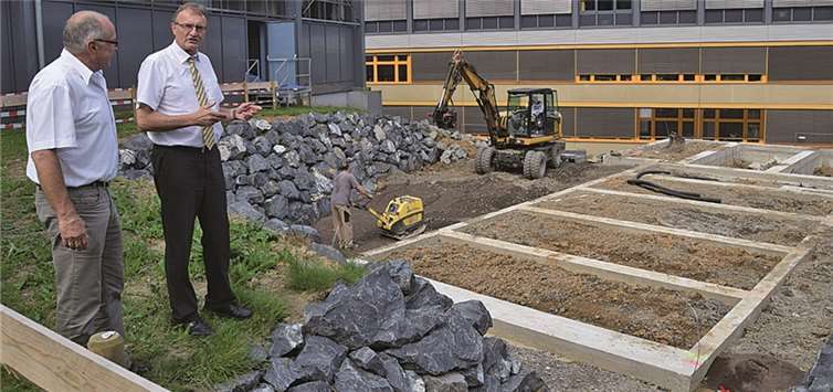 Landrat Rainer Kaul (r.) und Kreisbauamtsleiter Wilfried Rüdig informierten sich vor Ort über die Baumaßnahmen.  privat