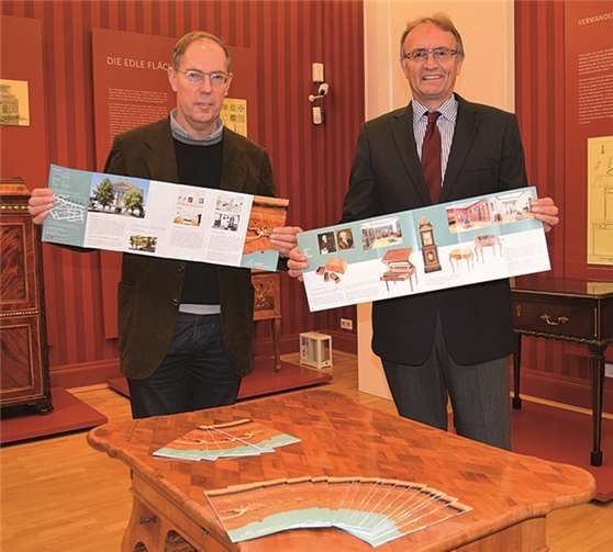 Landrat Rainer Kaul (r.) und Museumsdirektor Bernd Willscheid stellten das neue Faltblatt des Roentgen-Museums in Neuwied vor. privat