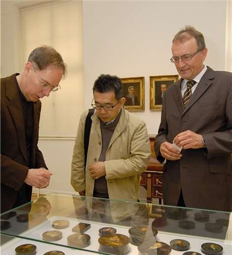 Landrat Rainer Kaul (r.) und Museumsleiter Bernd Willscheid (l.) begrüßten Professor Norihiko Ogura von der Kunstakademie der Universität Tokio bei seinem Besuch im Roentgen-Museum Neuwied. privat