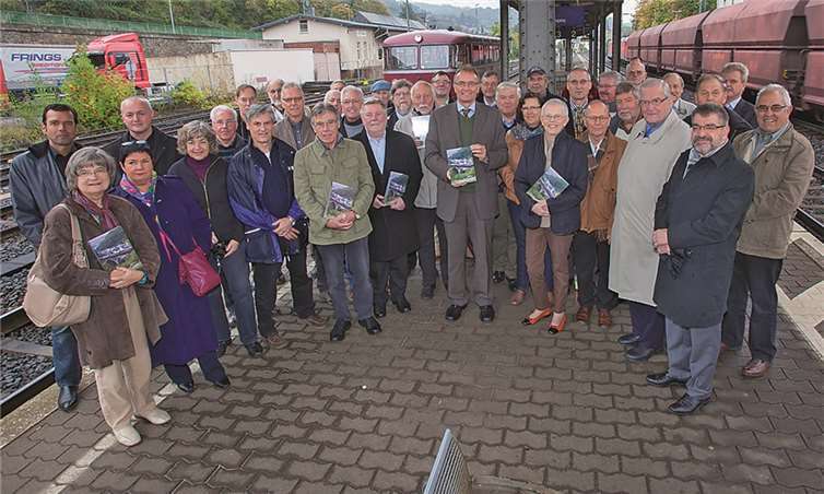 Landrat Rainer Kaul stellte es gemeinsam mit Autoren, Redaktionsteam sowie Mitgliedern des Kulturausschusses im Schienenbus, der auf dem Viadukt der Kasbachtalbahnstrecke gestoppt wurde, vor.Wolfgang Tischler