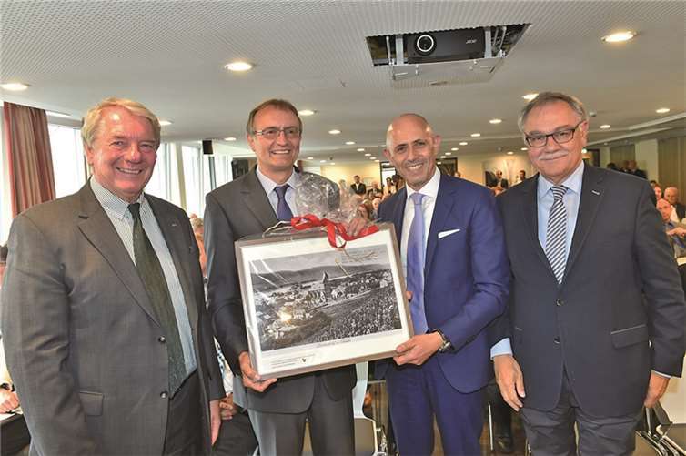 Landrat Rainer Kaul übergab das Foto an Jacob Geditz (2.v.r.), Peter Schuler (l.) und Karl Peter Bruch (r.).privat