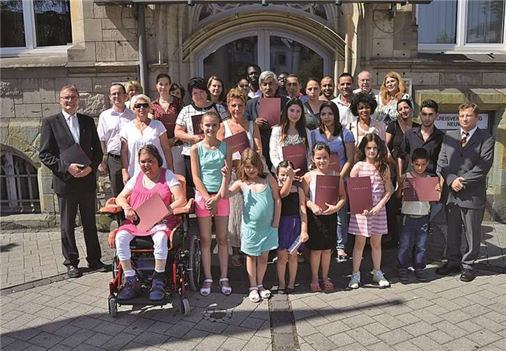 Landrat Rainer Kaul überreichte 43 Neubürgern im Kreishaus ihre Einbürgerungsurkunden.privat