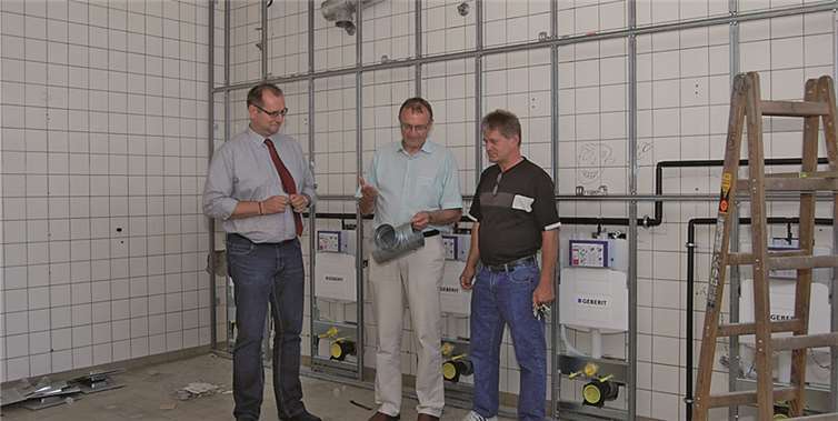 Landrat Rainer Kaul und Kreisimmobilienmanager Rüdiger David machten sich gemeinsam mit Hausmeister Reiner Saar ein Bild vor Ort.