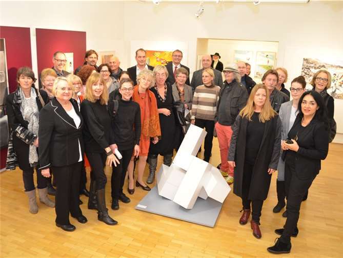 Landrat Rainer Kaul und Museumsdirektor Bernd Willscheid mit ausstellenden Künstlern. privat