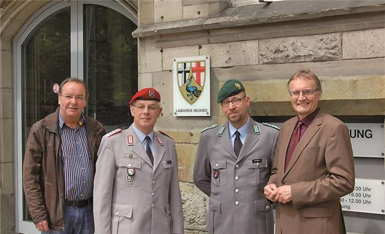 Landrat Rainer Kaul (v.r.), Oberstleutnant der Reserve, Stephan Emonds, Oberst Erwin Mattes und Kreisfeuerwehrinspekteur Werner Böcking.