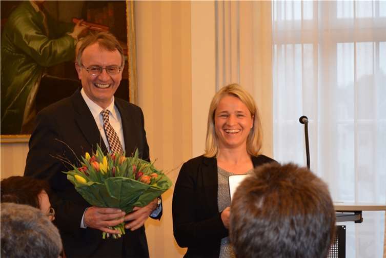 Landrat Rainer Kaul würdigt das Engagement von Verena Bentele mit dem Ehrenpreis der Johanna-Loewenherz-Stiftung. FF