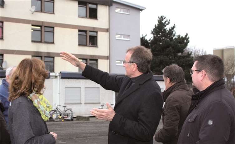 Landrat Rainer Kaul zeigt der Ministerin und SWN Geschäftsführer Stefan Herschbach den neuen Sanitärtrakt, ganz rechts im Bild.