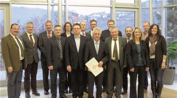 Landrat Schnur, Landrat a.D. Huwer sowie die Geschäfts- und Fachbereichsleiter/innen verabschiedeten Gisbert Mayer (Mitte) in den Ruhestand.privat