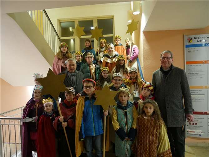 Landrat Schnur mit den Cochemer Sternsingern. Quelle: Kreis Cochem-Zell