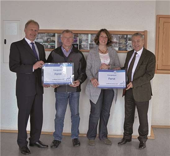 Landrat Schnur überbringt die Förderbescheide für die Ortsgemeinde Forst.