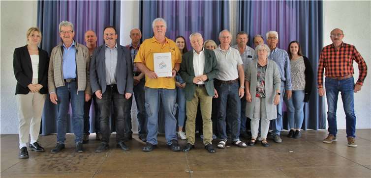 Landrat Schnur übergab Ortsbürgermeister Brauns die Urkunde zum erfolgreich abgeschlossenen „Zukunfts-Check Dorf“. Copyright: Gemeinde Gevenich