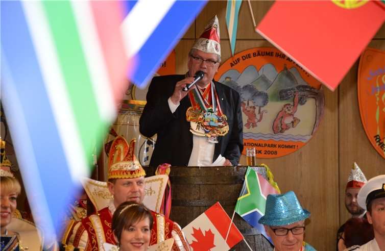 Landrat Schuster beim diesjährigen Prinzenempfang „in d´r Bütt“.