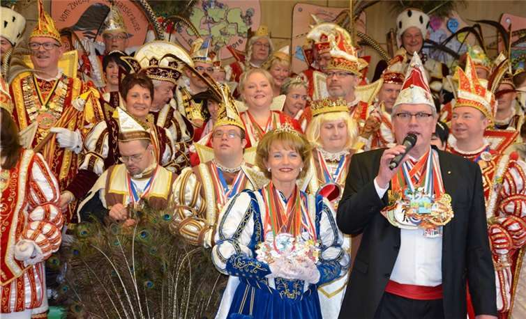 Landrat Schuster gemeinsam mit Siegburgia Margret I. inmitten der Tollitäten.privat