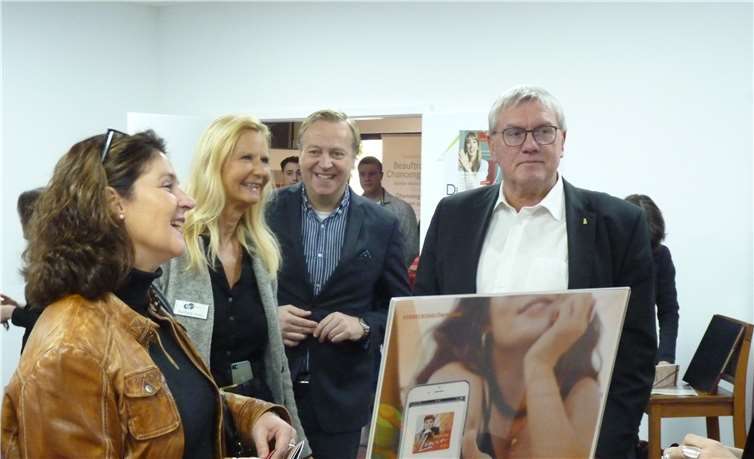 Landrat Schuster interessierte sich sehr für die Stände. Von links: Sabine Kreins BVMW, Barbara Voss bv communication, Markus Bergmann Direktor City Hotel Meckenheim. Fotos: BV