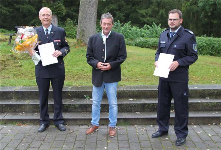 Landrat Schwickert (Mitte) mit dem scheidenden Brand- und Katastrophenschutzinspekteur Axel Simonis sowie dessen Nachfolger Tobias Haubrich.Foto: Pressestelle der Kreisverwaltung