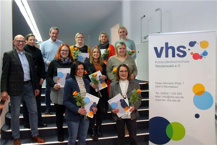 Landrat Schwickert konnte zur erfolgreich abgeschlossenen Weiterbildung gratulieren und Zertifikate verleihen.  Foto: Elisa Schröder, Pressestelle der Kreisverwaltung