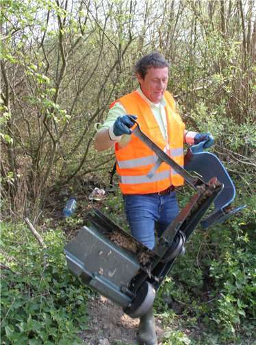 Landrat Schwickert packte mit an.