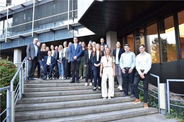 Landrat Sebastian Schuster (1. l.) und Kreisdirektorin Svenja Udelhoven (2. v. r.) mit den neuen Auszubildenden in der Kreisverwaltung des Rhein-Sieg-Kreises.  Foto: Rhein-Sieg-Kreis