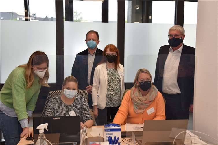 Landrat Sebastian Schuster (1. v. rechts), Dr. Michael Rudersdorf, Dezernent für Recht und Ordnung, Dr. Gabriele Neugebauer, Leiterin des Rechts- und Ordnungsamtes (3. v. rechts), und Ann-Kathrin Rother, Leiterin der Gruppe Ukraine (1. v. links), bei der Registrierungsaktion. Foto: Rhein-Sieg-Kreis