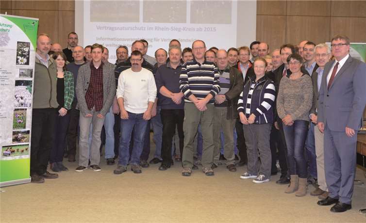 Landrat Sebastian Schuster (1.v.r.), Kreisumweltdezernent Christoph Schwarz (2.v.r.) und Christoph Rüter, Leiter der Fachabteilung Naturschutz im Amt für Natur- und Landschaftsschutz (3.v.r.), mit den Teilnehmern der Infoveranstaltung. Rhein-Sieg-Kreis