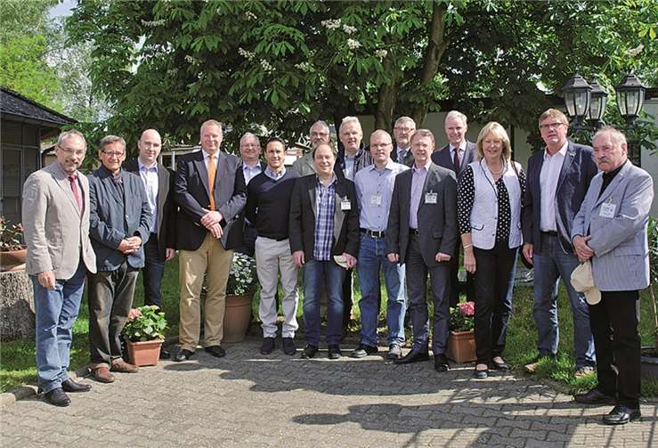 Landrat Sebastian Schuster (2. v. r.) mit dem Vorstand des Vereins „Tierschutz für den Rhein-Sieg-Kreis“ sowie Vertreterinnen und Vertretern der Kommunen. privat