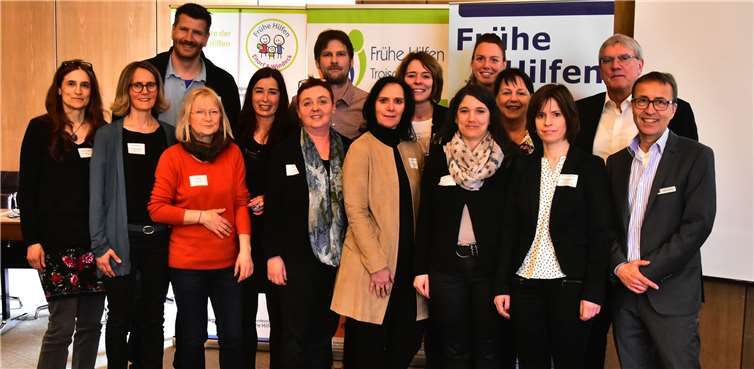 Landrat Sebastian Schuster (2. v. r.) und Dieter Schmitz, Dezernent des Rhein-Sieg-Kreises für Soziales und Gesundheit (ganz rechts), gemeinsam mit den Ansprechpartnerinnen und Ansprechpartnern des Netzwerks.Ruediger Hoetger