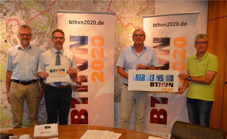 Landrat Sebastian Schuster (2. v. rechts), Kulturdezernent Thomas Wagner (2. v. links), Kulturamtsleiter Rainer Land (1. v. links) und Hans-Peter Hohn, Projektkoordinator (1. v. rechts) bei der Präsentation.Rhein-Sieg-Kreis