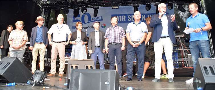 Landrat Sebastian Schuster (2. v.re.) und Bürgermeister Stefan Raetz (4. v.li.) begrüßten mit Moderator Stephan Unkelbach (re.) und Vertretern der Kommunen tausende Besucher von der Showbühne aus. Fotos: -ESF-