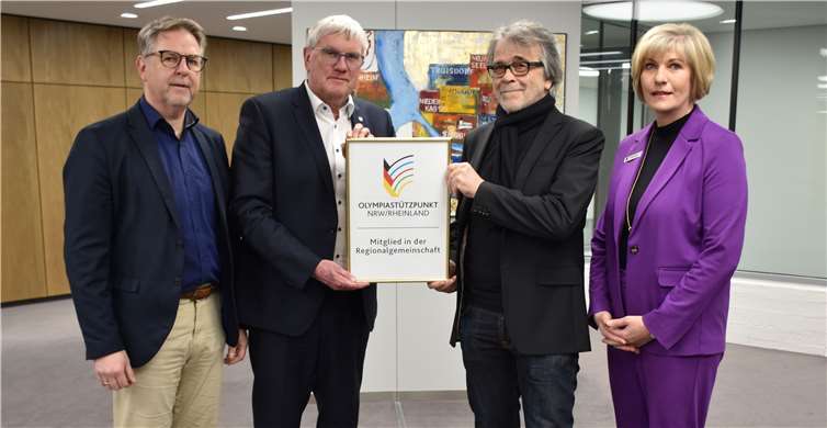Landrat Sebastian Schuster (2.v.l.) bei der Entgegennahme der Mitgliedsurkunde durch Peter Pfeifer, Vorsitzender Stadtsportbund Köln e.V. und Vorsitzender Regionalgemeinschaft Rheinland e.V. (2.v.r.), gemeinsam mit Thomas Wagner, Sportdezernent des Rhein-Sieg-Kreises (l.), und Brigitte Böker, Leiterin des Amtes für Schule, Bildung, Kultur und Sport des Rhein-Sieg-Kreises und zugleich kooptiertes Mitglied des Vorstandes der Regionalgemeinschaft (r.). Foto: Rhein-Sieg-Kreis