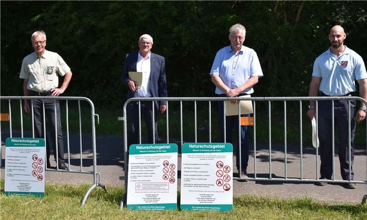 Landrat Sebastian Schuster (2.v.l.) mit (vl.n.r.): Stephan Schütte, Leiter des Regionalforstamtes Rhein-Sieg-Erft, Rainer Kötterheinrich, Leiter des Amtes für Umwelt und Naturschutz des Rhein-Sieg-Kreises und Peter Lützler, Ordnungsaußendienst des Rhein-Sieg-Kreises. Fotos: Rhein-Sieg-Kreis
