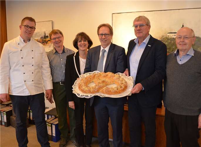 Landrat Sebastian Schuster (2.v.r.) und Kreisdirektorin Annerose Heinze (3.v.l.) bei der Übergabe der Neujahrsbrezel.  Rhein-Sieg-Kreis