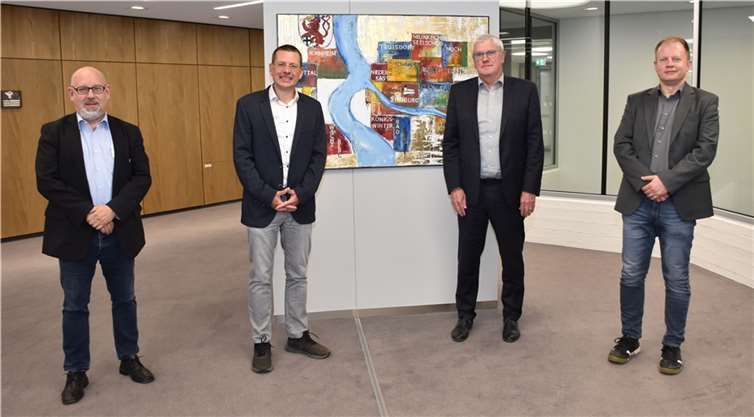 Landrat Sebastian Schuster (2.v.r.) zusammen mit Dr. Karsten Brandt, Unternehmensgründer und Geschäftsführer der „Donnerwetter.de GmbH“ (2.v.l.), Dr. Michael Rudersdorf, Dezernent für Bevölkerungsschutz des Rhein-Sieg-Kreises (r.) und Ingo Freier, Leiter des Amtes für Bevölkerungsschutz des Rhein-Sieg-Kreises (l.). Foto: Rhein-Sieg-Kreis