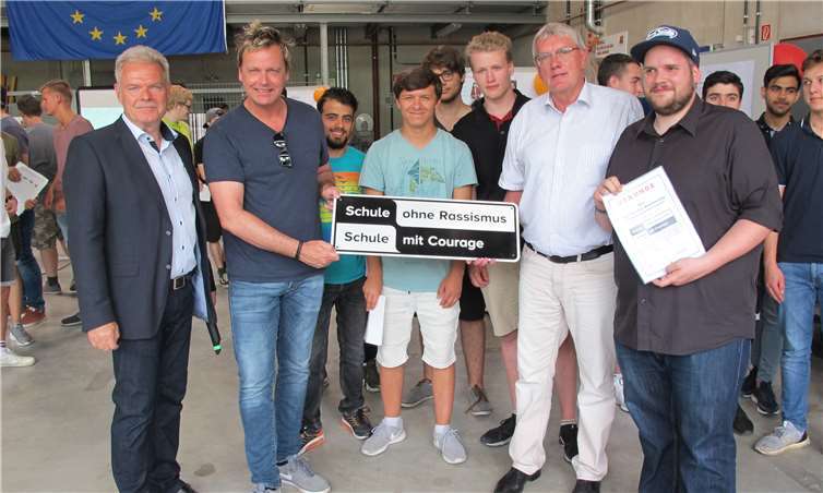Landrat Sebastian Schuster (2.v.re.) gemeinsam mit (v.li.) Schulleiter Günther Au, Mirko Bäumer, Schülern des Berufskollegs sowie ganz rechts einem Schülervertreter.Rhein-Sieg-Kreis