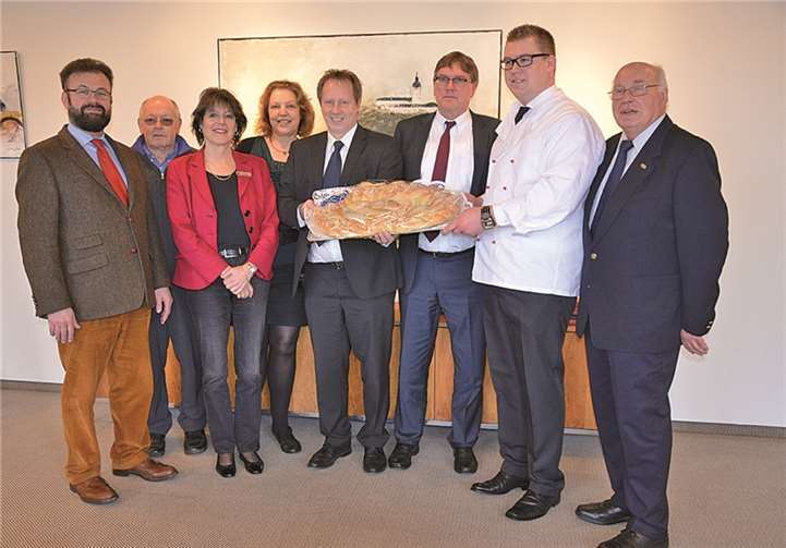 Landrat Sebastian Schuster (3. v. r.) und Kreisdirektorin Annerose Heinze (3. v. l.) mit Vertretern der Bäcker-Innung Bonn/Rhein-Sieg. Rhein-Sieg-Kreis