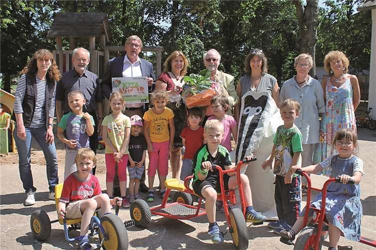 Landrat Sebastian Schuster (3.v.l.) mit Kivi-Vorsitzendem Hermann Allroggen (2.v.l.) sowie Klaus Michels (4.v.l.) und Leiterin der Kita Martina Schäfer.privat