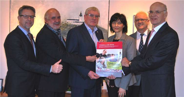 Landrat Sebastian Schuster (3.v.li.) gemeinsam mit (v.li.) Schuldezernent Thomas Wagner, Antonio Casellas (Vorsitzender Förderverein WISSENschaf(f)t SPASS), Gabriele Paar (Leiterin Regionales Bildungsbüro), Schulamtsleiter Hans Clasen und Werner Preusker (Vorstandsmitglied Förderverein WISSENschaf(f)t SPASS).Rhein-Sieg-Kreis