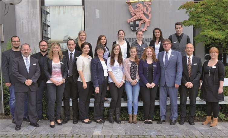Landrat Sebastian Schuster (3.v.r.) und Kreisdirektorin Anneroses Heinze (7.v.r.) sowie Personalamtsleiter Thomas Nitschke (2.v.r.) und Personalratsvorsitzender Ingo Freier (2.v.l.) mit den neuen Auszubildenden der Kreisverwaltung. KV-Rhein-Sieg