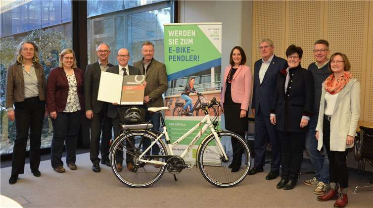 Landrat Sebastian Schuster (4. v. r.) mit den Verwaltungsspitzen der beteiligten Kommunen und dem Projektteam. privat