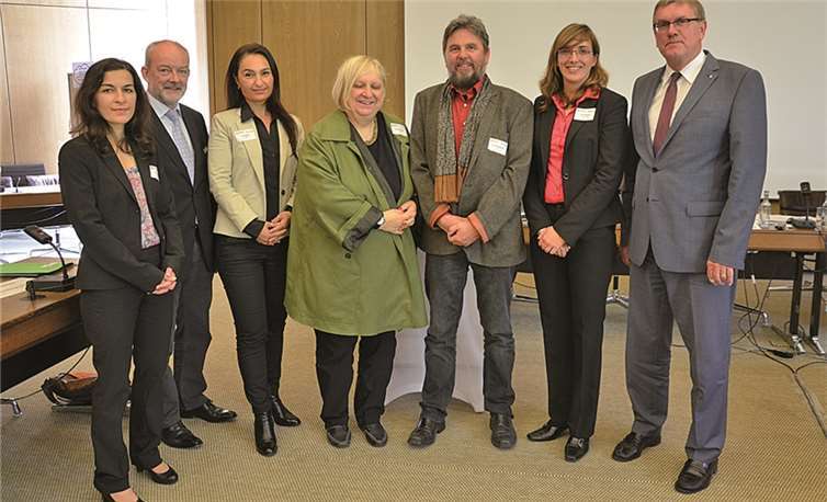 Landrat Sebastian Schuster, Antje Dinstühler, Leiterin des Kommunalen Integrationszentrums des Rhein-Sieg-Kreises, Dr. Stefan Buchholt und Christiane Bainski, Landesweite Koordinierungsstelle Kommunale Integrationszentren, Moderatorin Canan Büyrü, Kreissozialdezernent Hermann Allroggen und Yasemin El-Menouar, Bertelsmann-Stiftung (v.r.n.l.).privat