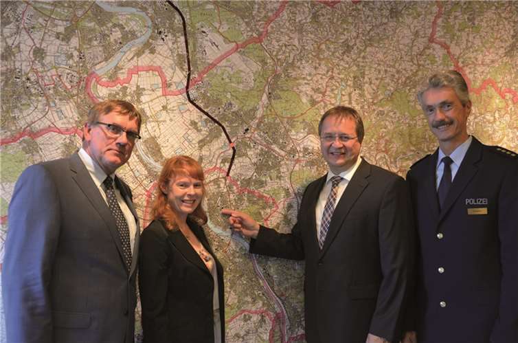 Landrat Sebastian Schuster, Dr. Gabriele Neugebauer, Leiterin des Rechts- und Ordnungsamtes des Rhein-Sieg-Kreises, Leitender Oberstaatsanwalt Jakob Klaas und Leiternder Polizeidirektor Günter Brodeßer (v.l.)privat