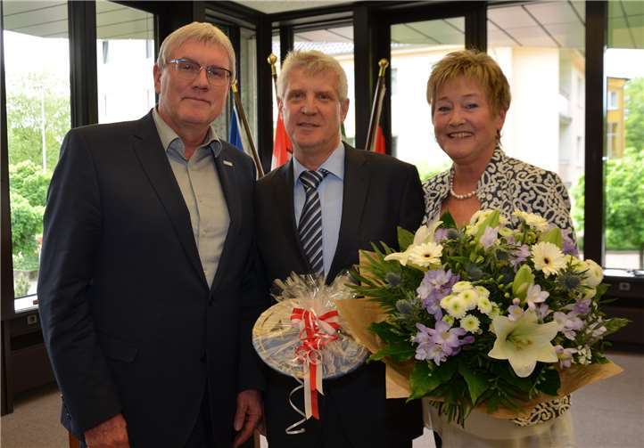Landrat Sebastian Schuster, Dr. Hanns von den Driesch und seine Frau Katja von den Driesch bei der Verabschiedung. Rhein-Sieg-Kreis