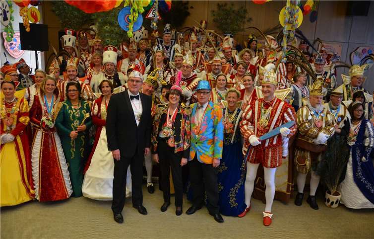 Landrat Sebastian Schuster, Kreisdirektorin Annerose Heinze und Moderator Hans-Peter Hohn (v.l.) inmitten der Tollitäten.  Rhein-Sieg-Kreis