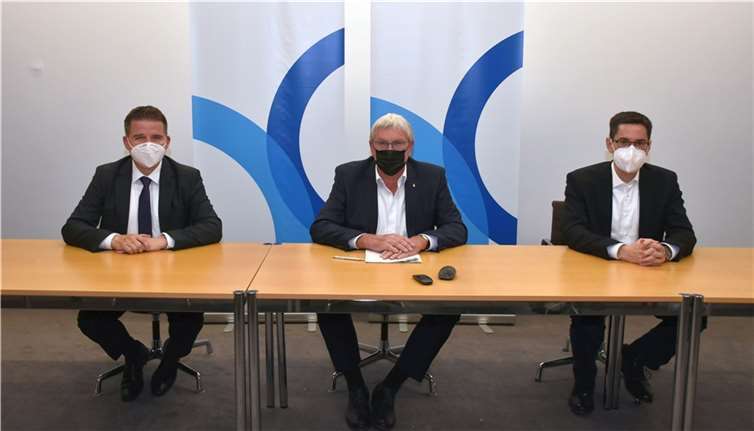 Impfkampagne im Rhein-Sieg-Kreis Landrat Sebastian Schuster (Mitte) mit Holger Jung, Bürgermeister der Stadt Meckenheim (links) und Max Leitterstorf, Bürgermeister der Stadt Sankt Augustin (rechts). Foto: Rhein-Sieg-Kreis