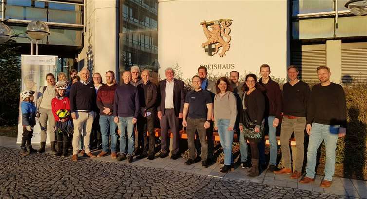 Landrat Sebastian Schuster (Mitte) und Tim Hahlen, Verkehrs- und Umweltdezernent des Rhein-Sieg-Kreises (rechts neben Landrat Schuster, hintere Reihe) gemeinsam mit den anwesenden Siegerinnen und Siegern der Aktion „STADTRADELN 2024“. Foto: Rhein-Sieg-Kreis