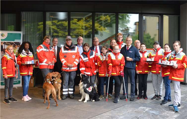 Landrat Sebastian Schuster (Sechster von links) und DRK-Geschäftsführer Frank Malotki (Sechster von rechts) bei der Aktion vor dem Kreishaus.Foto: Rhein-Sieg-Kreis