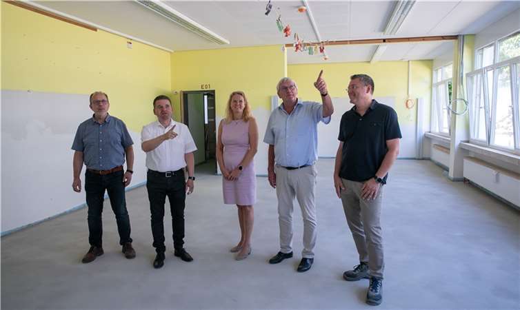 Landrat Sebastian Schuster (Zweiter von rechts) informierte sich gemeinsam mit der Wiederaufbaubeauftragten das Rhein-Sieg-Kreises, Ursula Thiel (Mitte), über den Stand der Dinge beim Wiederaufbau nach der Flut. Der Technische Beigeordnete Heinz-Peter Witt (links), Bürgermeister Holger Jung (Zweiter von links) und Fachbereichsleiter Andreas Satzer (rechts) waren beim Ortstermin ebenfalls dabei.  Foto: JOST