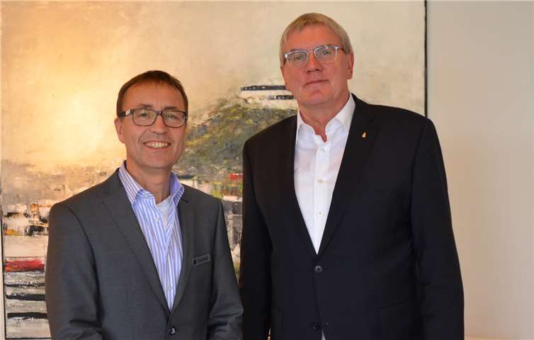 Landrat Sebastian Schuster bei der Vorstellung mit dem neuen Sozialdezernenten Dieter Schmitz.privat