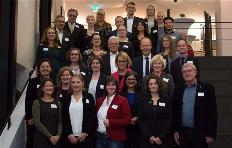 Landrat Sebastian Schuster (erste Reihe, ganz rechts), Bonns Bürgermeisterin Angelica Maria Kappel (erste Reihe, 2. von rechts), Kreiswirtschaftsförderer Dr. Hermann Tengler (3. Reihe, 3. von rechts) und den stellvertretenden Wirtschaftsförderer der Stadt Bonn, Dr. Ulrich Ziegenhagen (3. Reihe, 4. von rechts) zusammen mit den Teilnehmerinnen und Teilnehmern der Abschlussveranstaltung im Siegburger Stadtmuseum.Sascha Engst