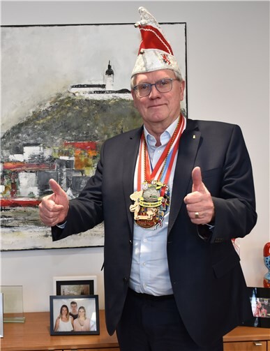 Landrat Sebastian Schuster freut sich über die Sessionsorden. Foto: Rhein-Sieg-Kreis